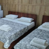 Двухместная и одноместная кровати в номере